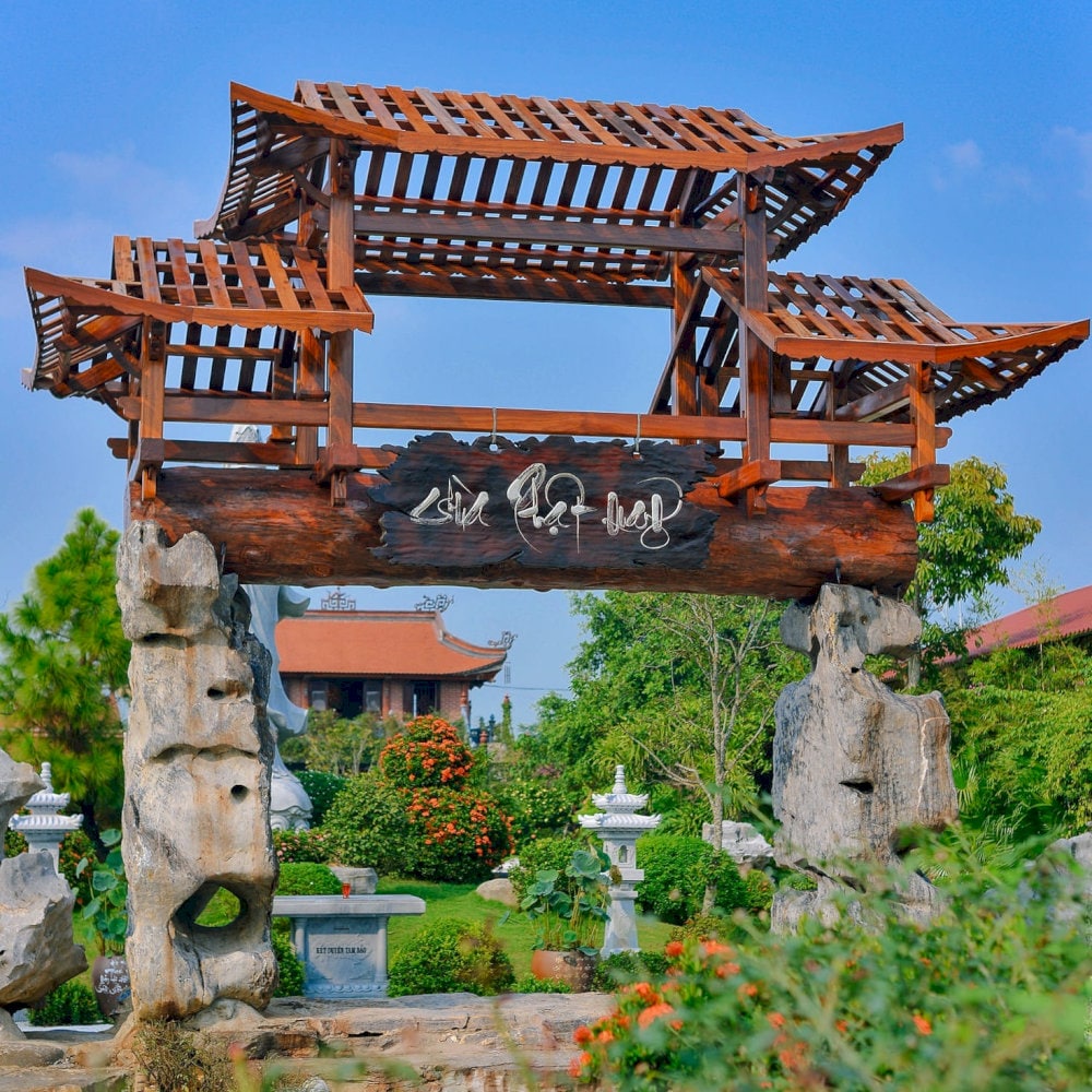 Cổng gỗ ba tầng mái cong